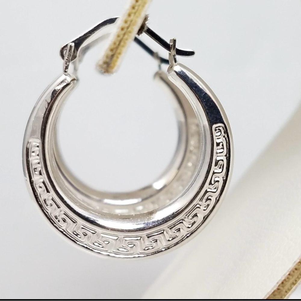 Elegant 14kt white gold Hoop Earrings.